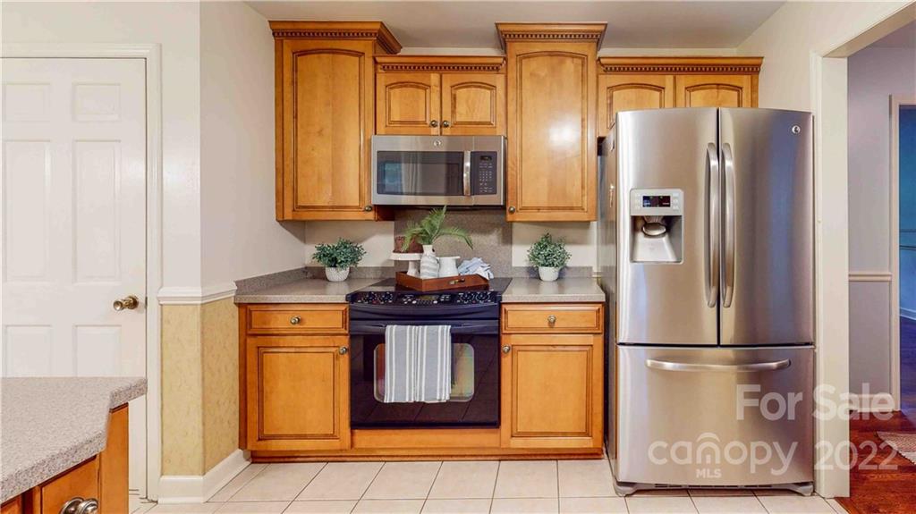6620 Fairlawn Road Charlotte, NC 28215 - Photo 22 of 43 a kitchen with stainless steel appliances granite countertop a refrigerator and a stove