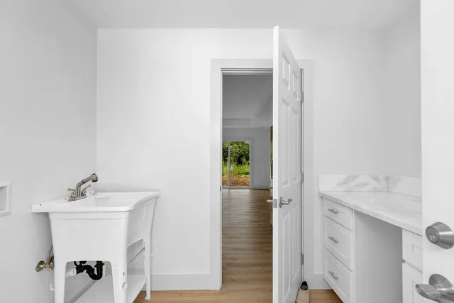 a view of a house with backyard