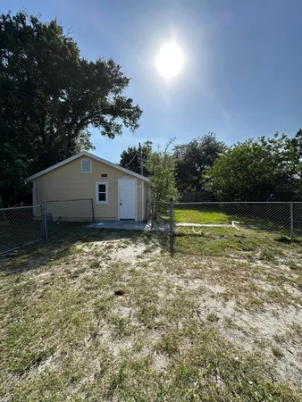 $1,000 | 321 North 11th Street, Unit D, Fort Pierce, FL 34950
