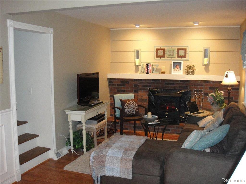 403 North Castell Avenue Rochester, MI 48307 - Photo 9 of 25 Living Room2