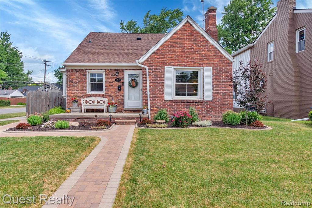 1268 Hampton Road Grosse Pointe Woods, MI 48236 - Photo 3 of 45