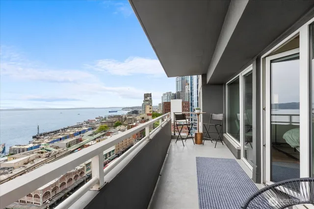 $699,000 | 1415 2nd Avenue, Unit 1801, Seattle, WA 98101