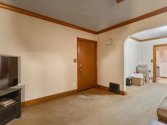 a view of livingroom with furniture