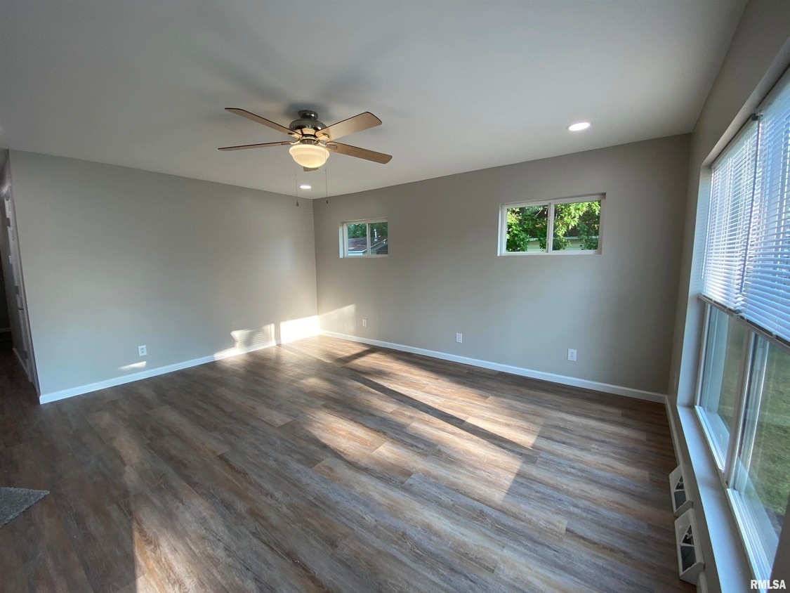 1328 Dean Street Centralia, IL 62801 - Photo 3 of 7