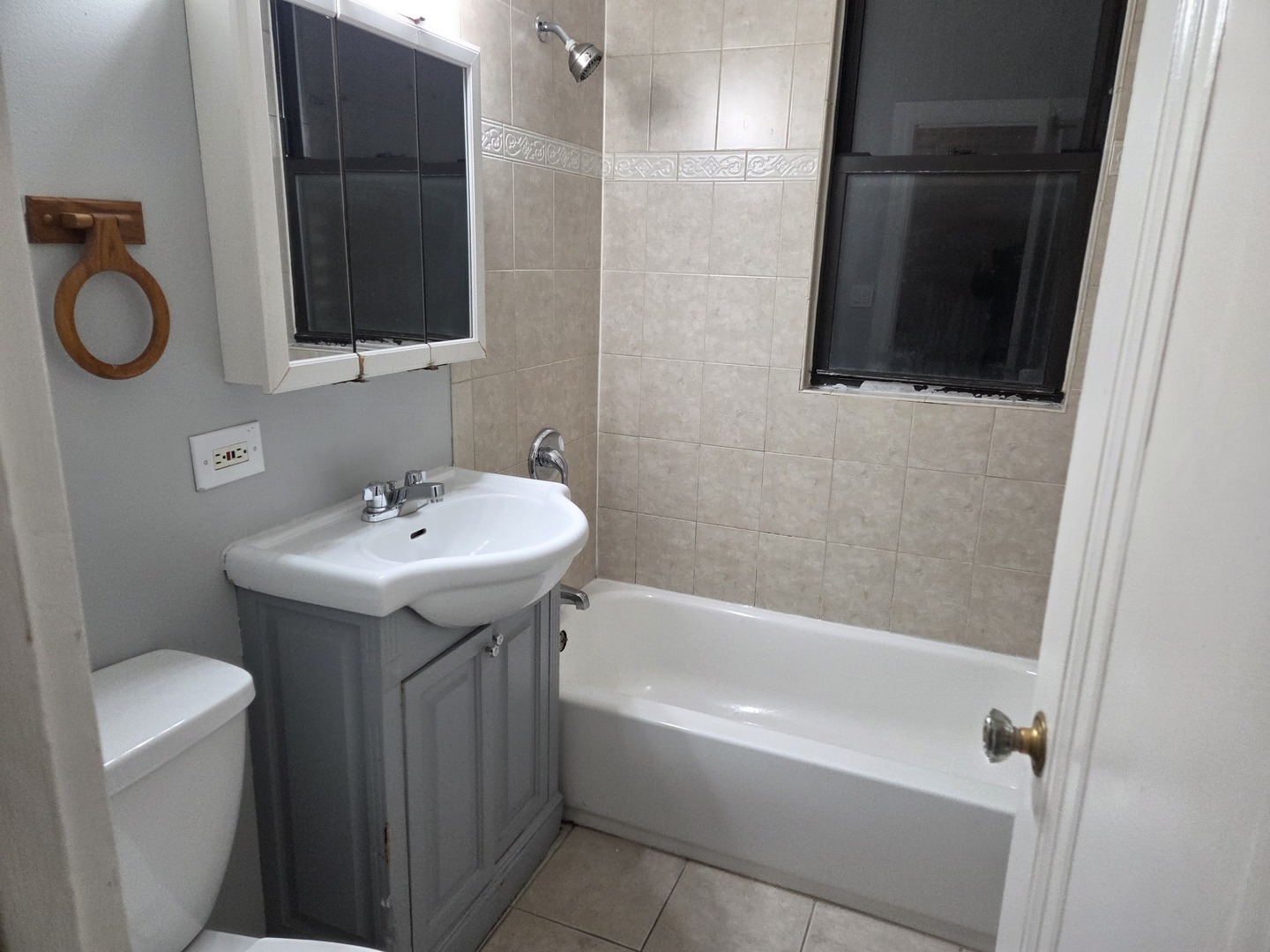 5653 North Spaulding Avenue, Unit 2E Chicago, IL 60659 - Photo 7 of 8 a bathroom with a bathtub sink and mirror