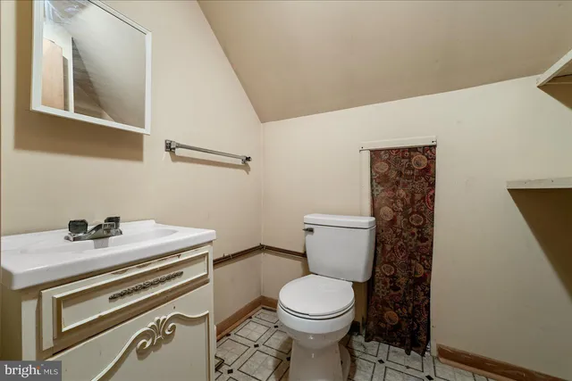 a view of empty room with window