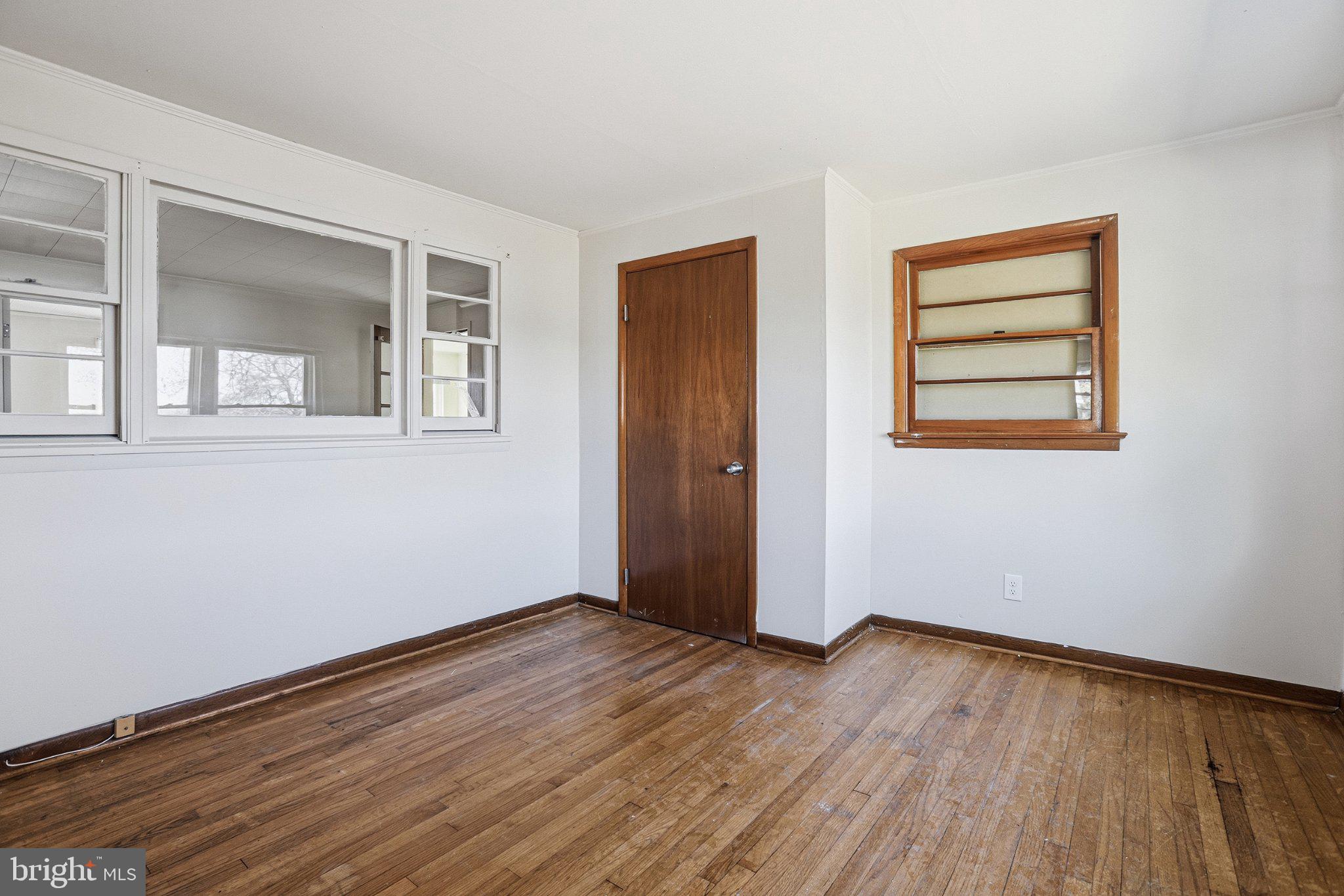 20289 Ridge Road Colonial Beach, VA 22443 - Photo 13 of 28 Bright and airy room with wooden floors.