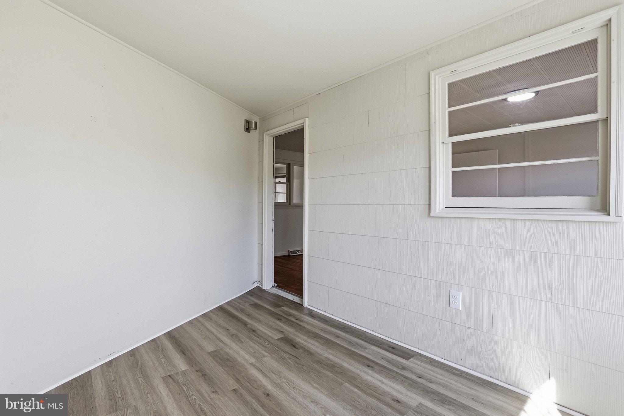 20289 Ridge Road Colonial Beach, VA 22443 - Photo 20 of 28 Bright and airy entryway space.