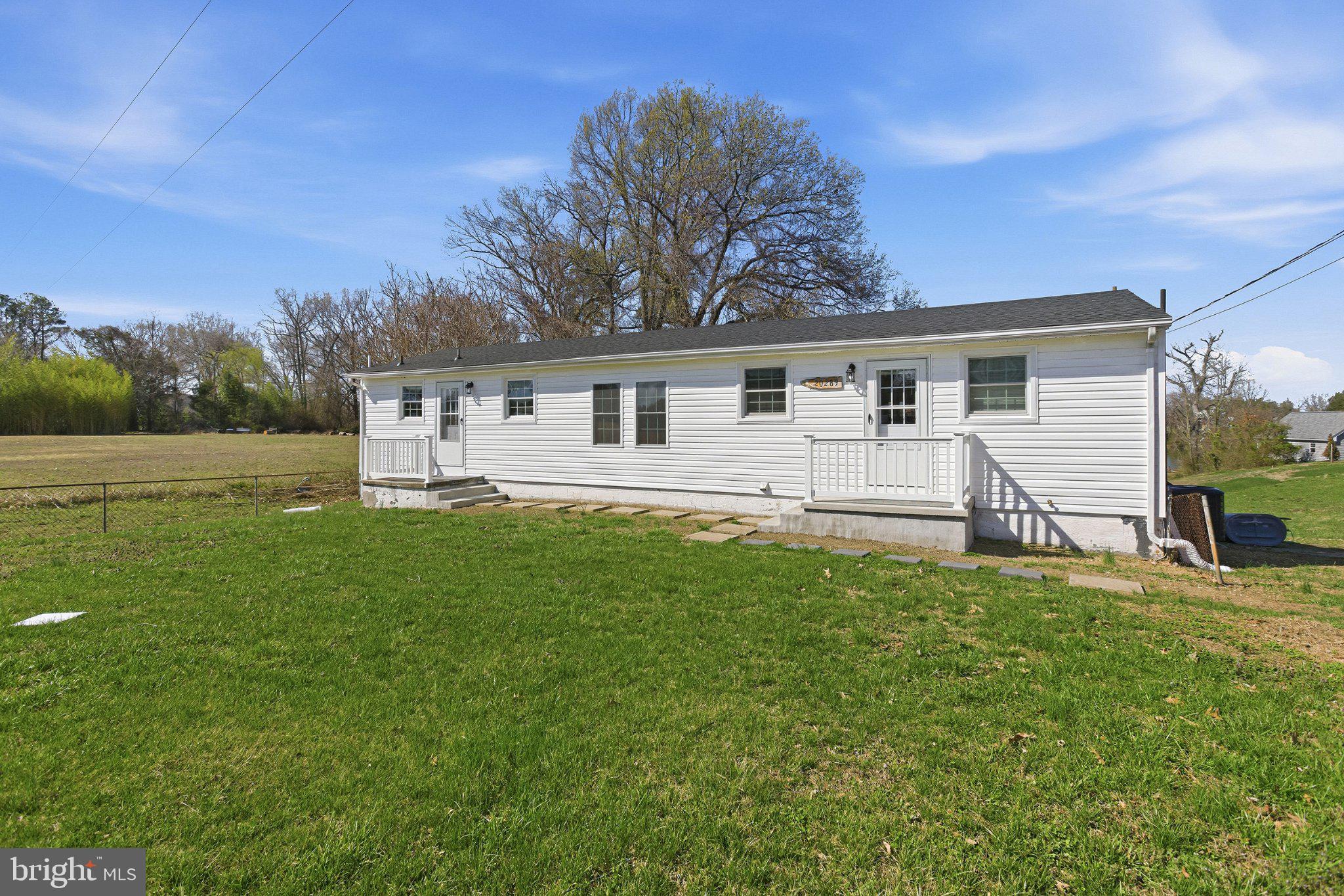 20289 Ridge Road Colonial Beach, VA 22443 - Photo 4 of 28 Charming home on spacious green lot.