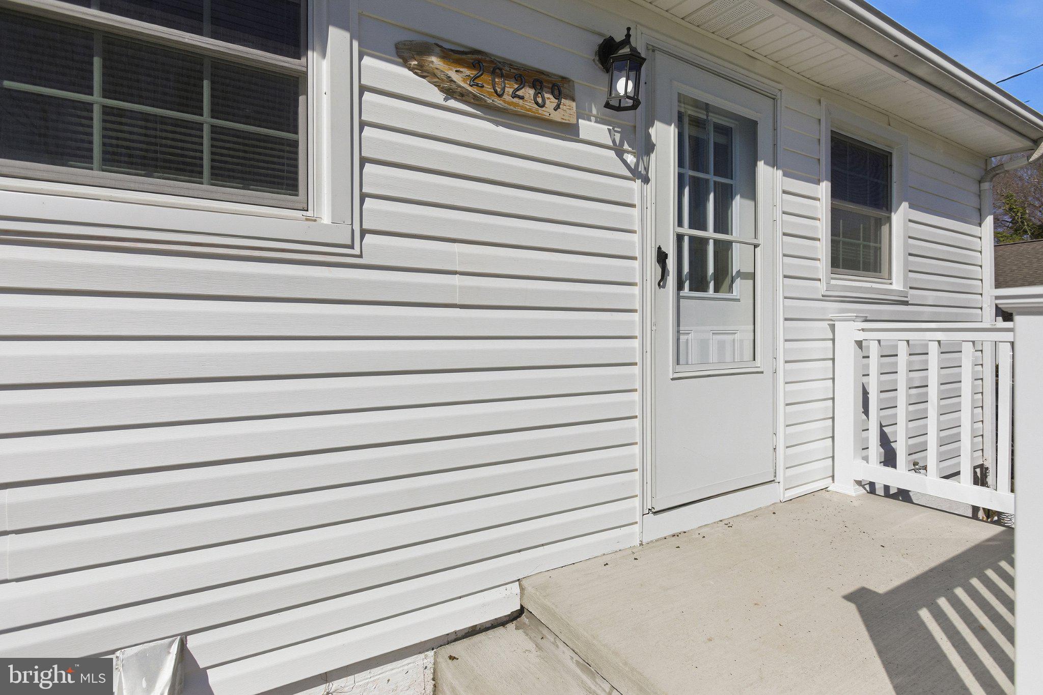 20289 Ridge Road Colonial Beach, VA 22443 - Photo 5 of 28 Charming entryway with inviting light.