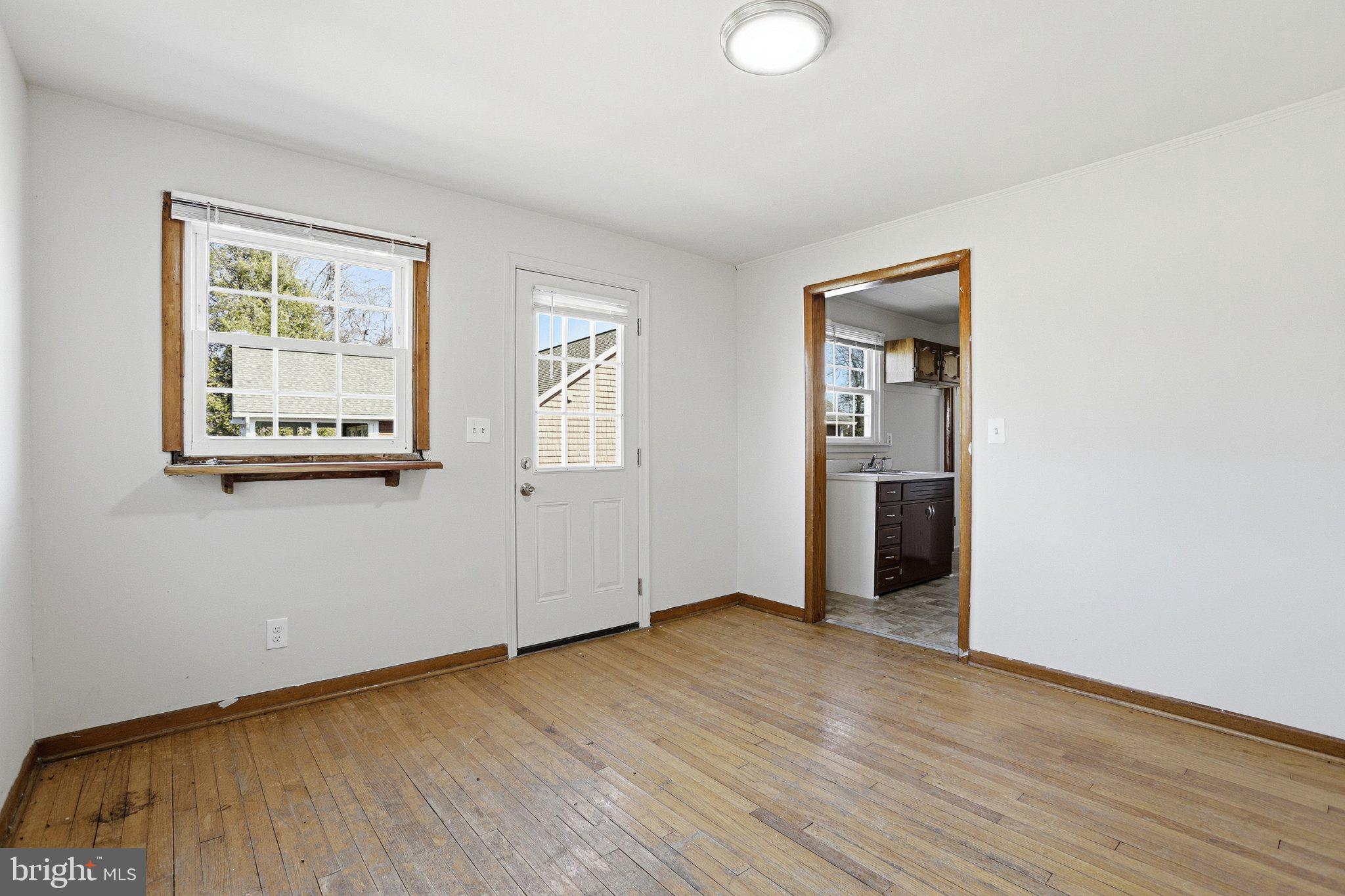 20289 Ridge Road Colonial Beach, VA 22443 - Photo 6 of 28 Bright and airy entryway space.