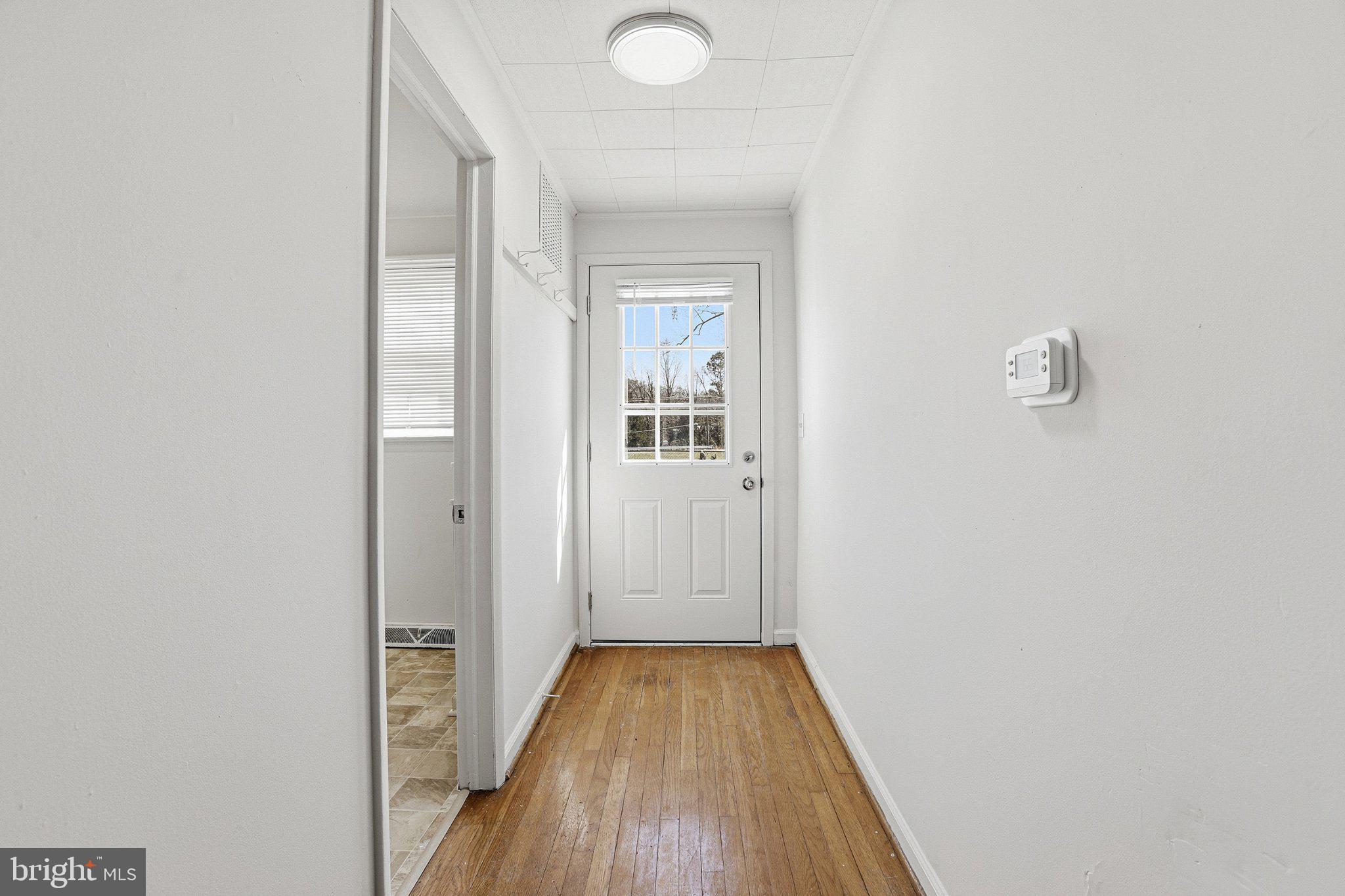 20289 Ridge Road Colonial Beach, VA 22443 - Photo 7 of 28 Bright and inviting entryway space.