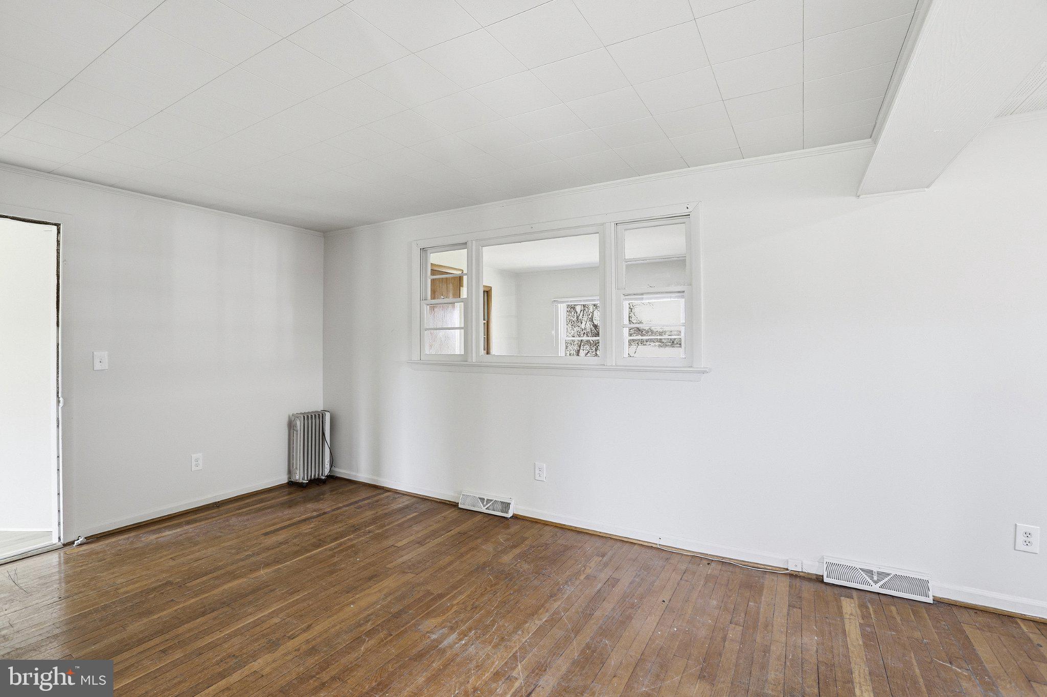 20289 Ridge Road Colonial Beach, VA 22443 - Photo 8 of 28 Bright and airy open space awaits.