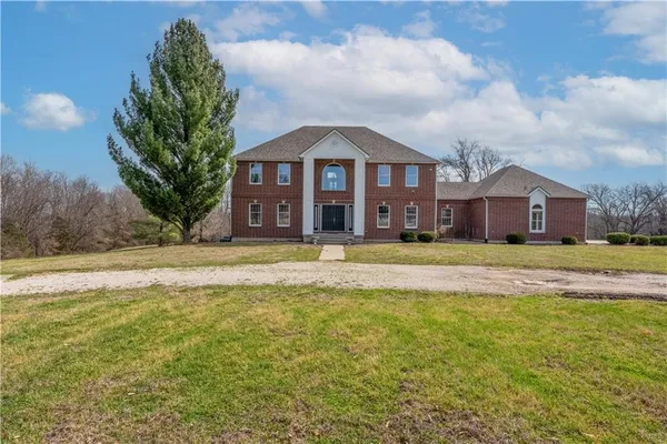 $879,000 | 471 Southeast 201st Road, Warrensburg, MO 64093