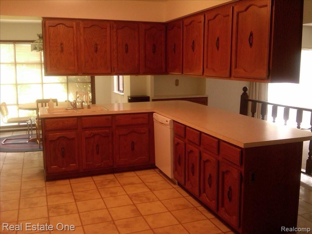2600 Powderhorn Ridge Road Rochester, MI 48309 - Photo 9 of 24 Huge spacious Kitchen