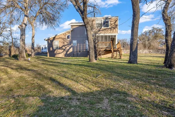 a view of a backyard