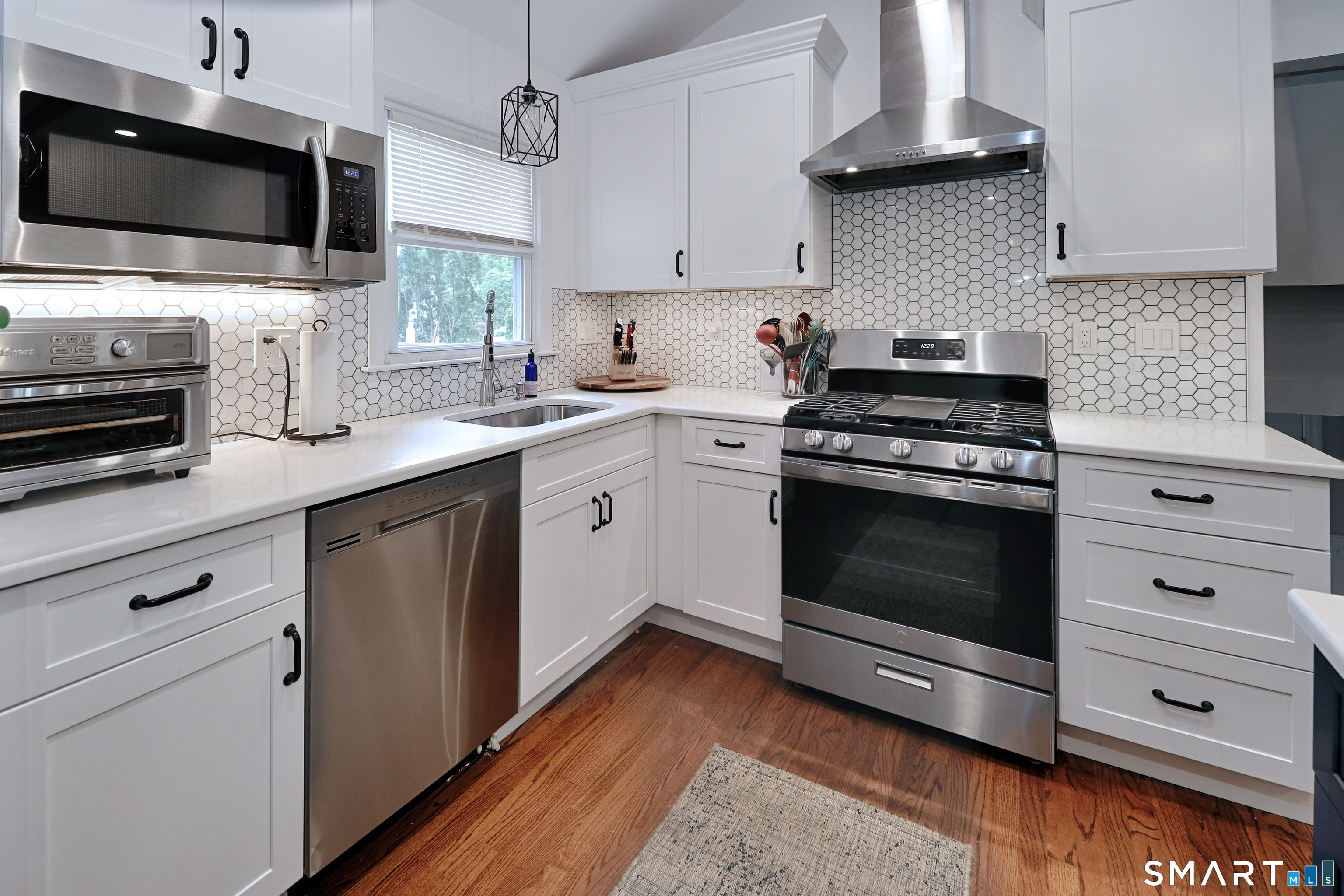 163 Windsor Road Fairfield, CT 06824 - Photo 4 of 31