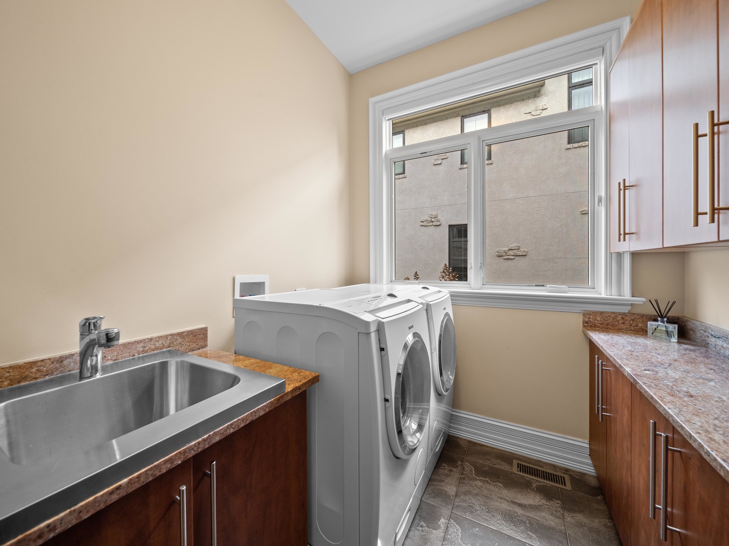 700 Greenwood Road Northbrook, IL 60062 - Photo 35 of 81 a utility room with cabinets washer and dryer