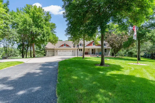 $899,900 | 1109 Lakeview Avenue, Alexandria, MN 56308