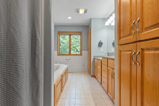 $899,900 | 1109 Lakeview Avenue, Alexandria, MN 56308