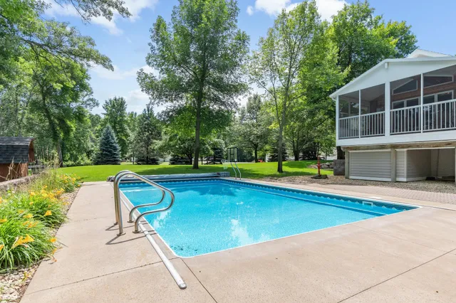 $899,900 | 1109 Lakeview Avenue, Alexandria, MN 56308