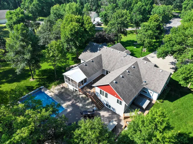 $899,900 | 1109 Lakeview Avenue, Alexandria, MN 56308