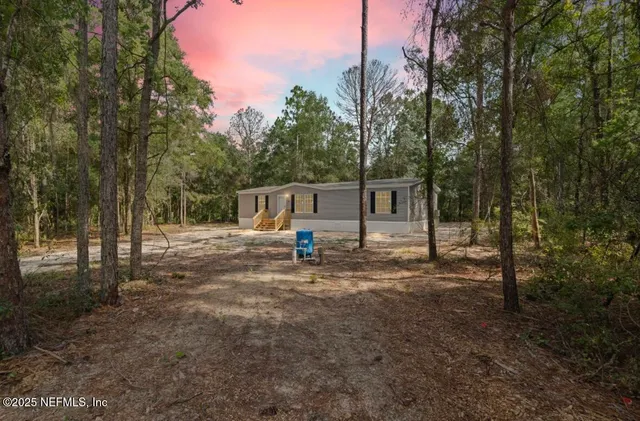 a view of a house with backyard