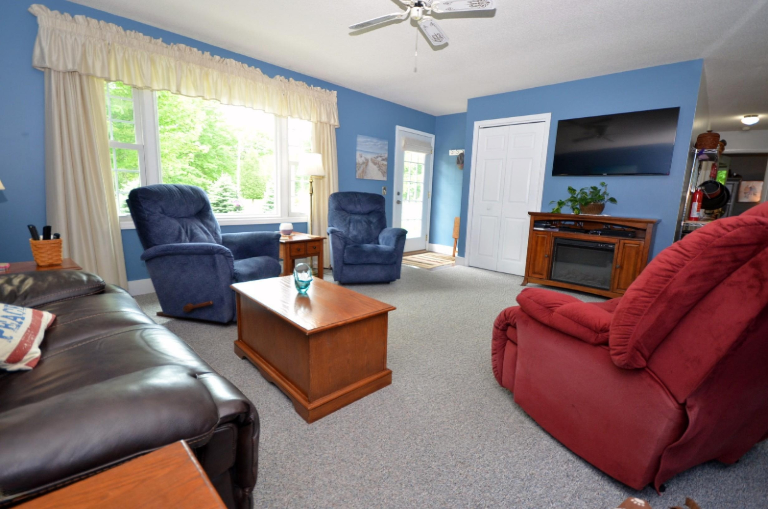 230 West Giles Road Muskegon, MI 49445 - Photo 6 of 18 Living Room