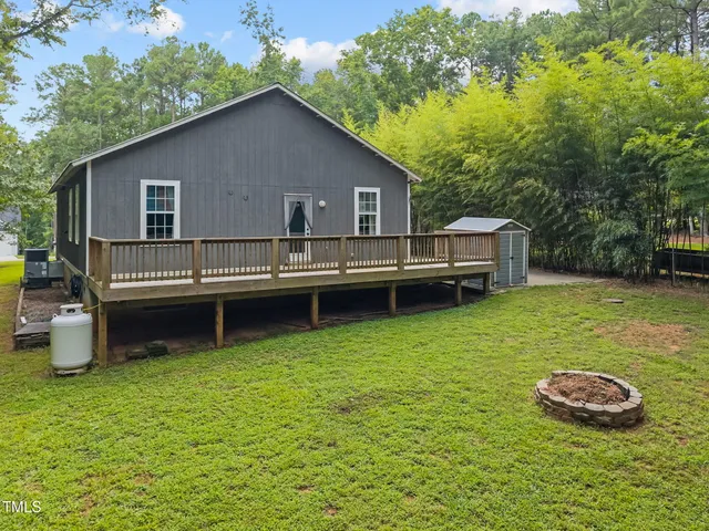 a view of a house with backyard