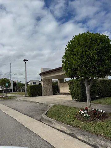 a view of a backyard