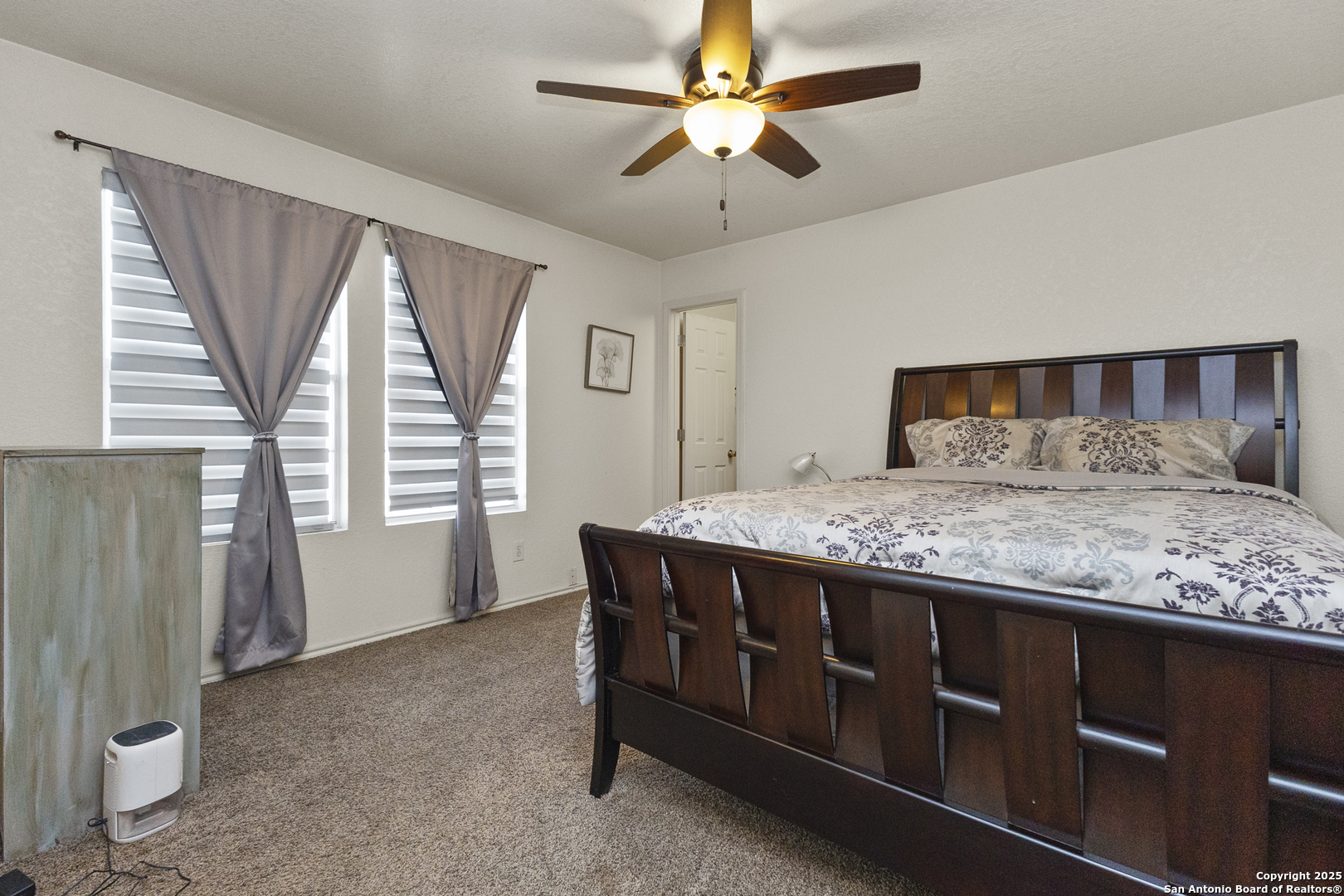 707 Ridingate Farm San Antonio, TX 78228 - Photo 14 of 30 a living room with a bed furniture and a window