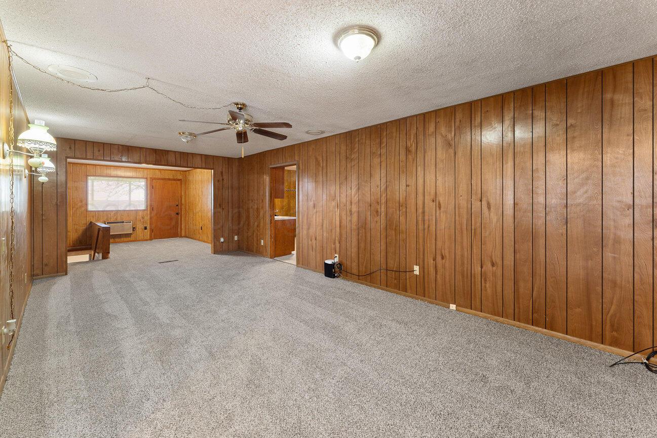 1133 Elmore Street Borger, TX 79007 - Photo 15 of 43 a view of a livingroom with a natural light