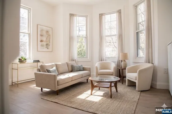 $3,800 | 46 Garden Place, Unit 2, Edgewater, NJ 07020