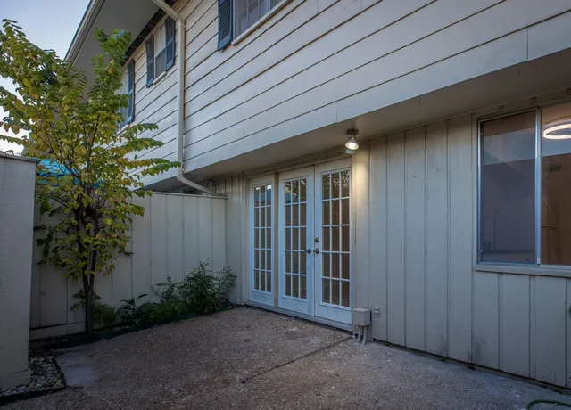 a view of entryway with window