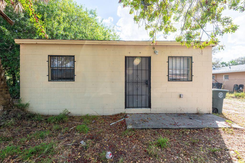 2516 Ave L, Unit B Fort Pierce, FL 34947 - Photo 18 of 22 XfrPwOl9