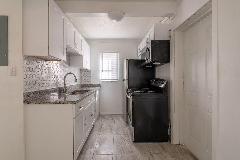 2516 Ave L, Unit B Fort Pierce, FL 34947 - Photo 3 of 22 W2ynxA4A