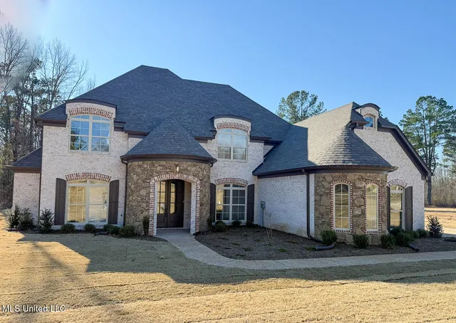 $527,000 | 427 Poplar Lane, Holly Springs, MS 38635
