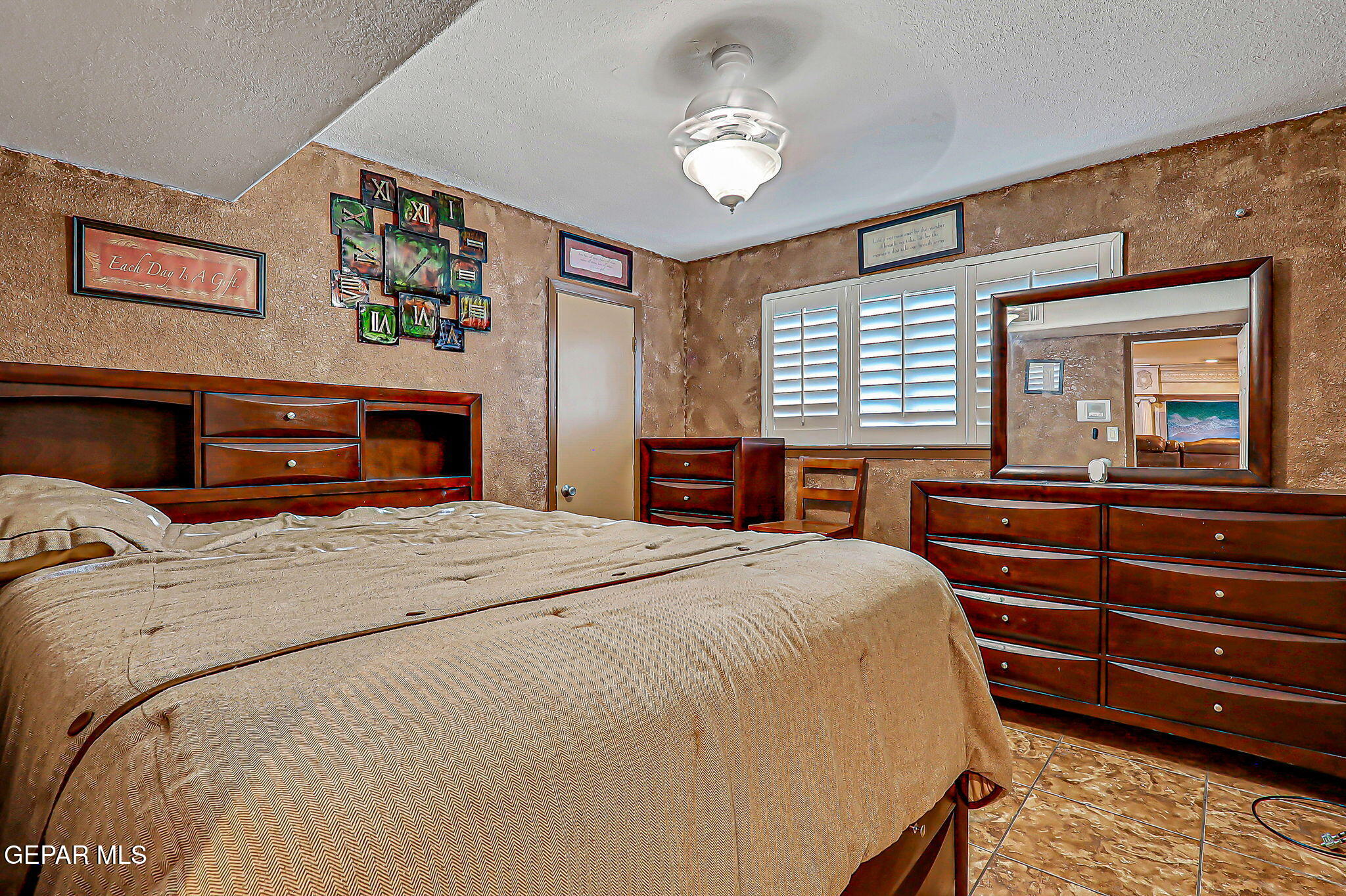 14800 Kingston Road Horizon City, TX 79928 - Photo 15 of 82 a bedroom with a bed and a dresser
