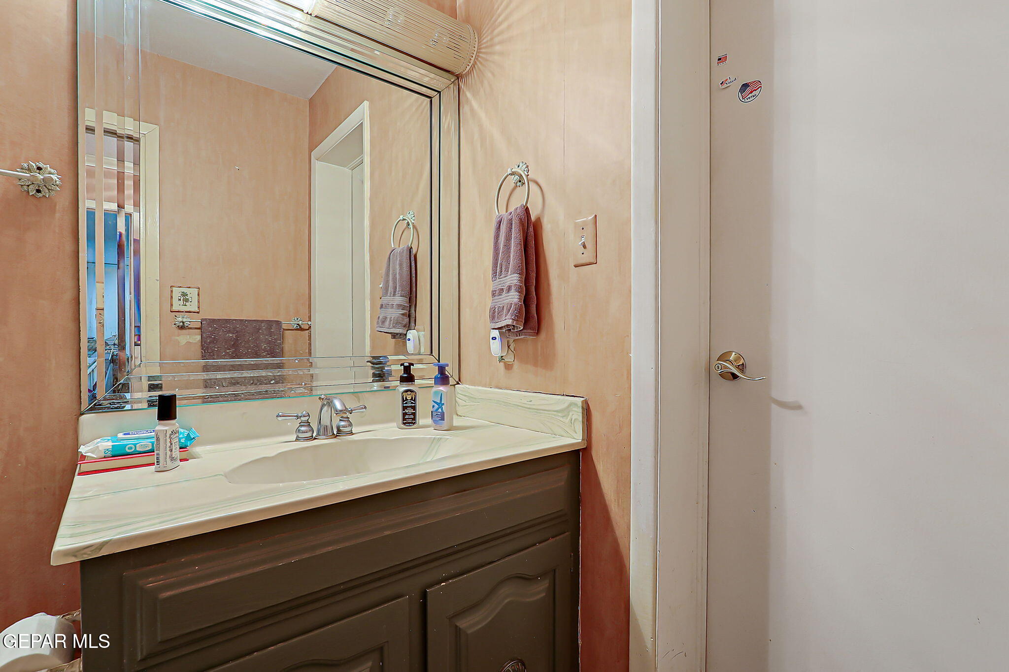 14800 Kingston Road Horizon City, TX 79928 - Photo 53 of 82 a bathroom with a sink vanity and a mirror