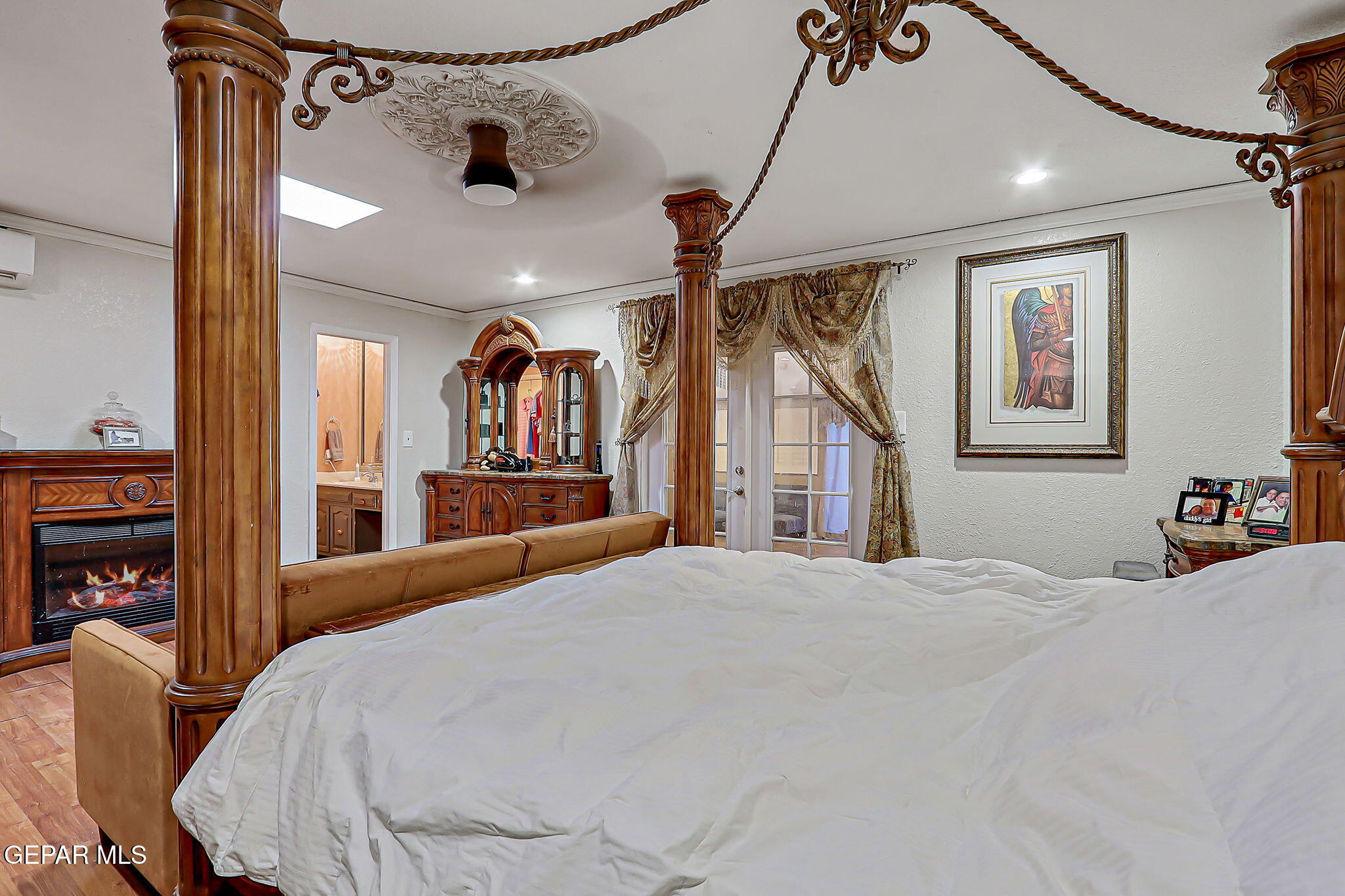 14800 Kingston Road Horizon City, TX 79928 - Photo 57 of 82 a bedroom with a large bed and a dresser