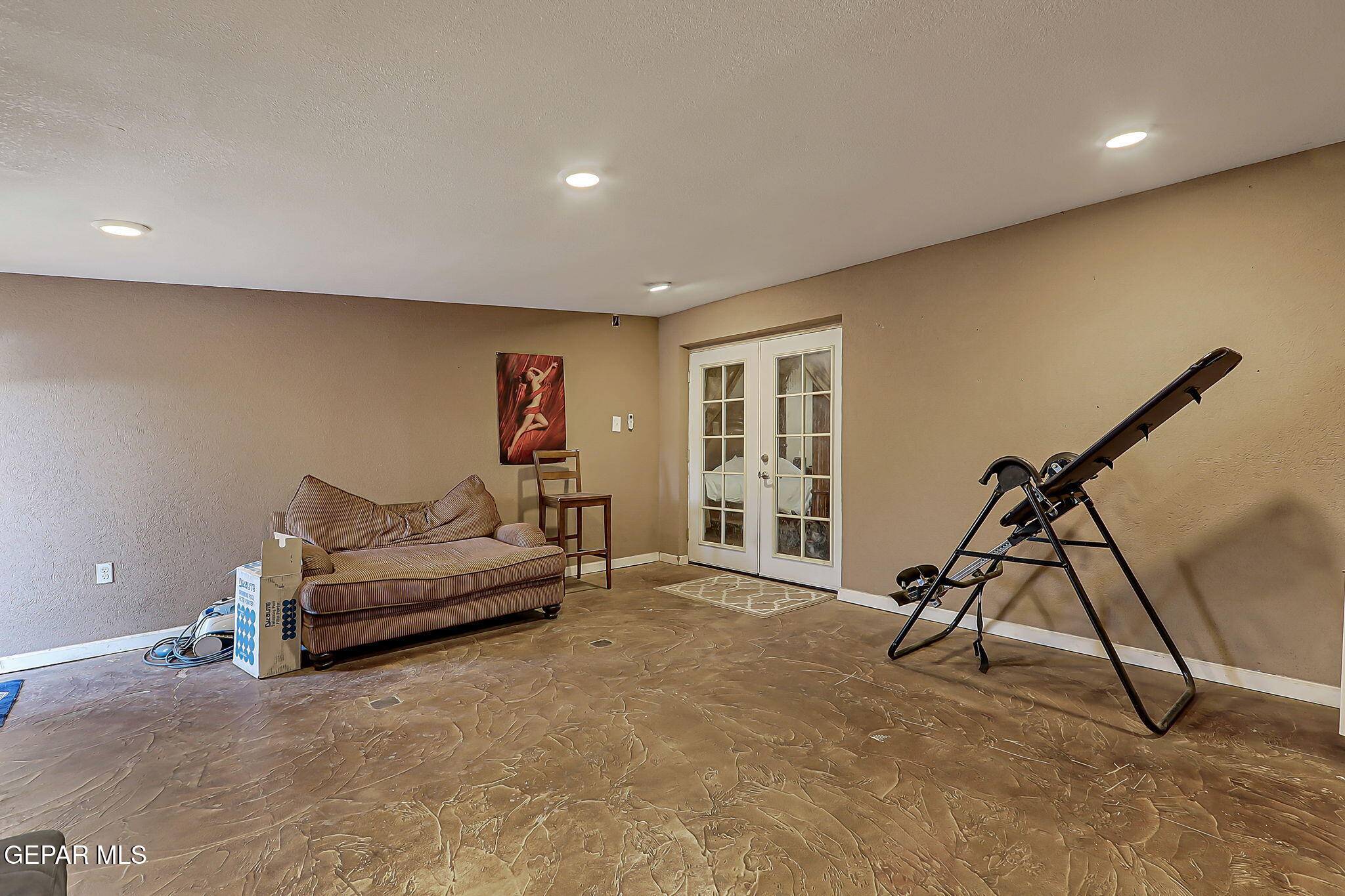 14800 Kingston Road Horizon City, TX 79928 - Photo 60 of 82 a living room with furniture gym equipment and a window