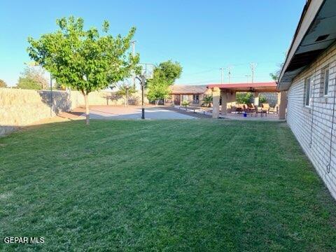 14800 Kingston Road Horizon City, TX 79928 - Photo 71 of 82 a view of yard with swimming pool and sitting area