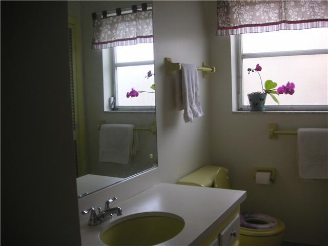 6721 Northeast 21st Road Fort Lauderdale, FL 33308 - Photo 9 of 10 Bathroom
