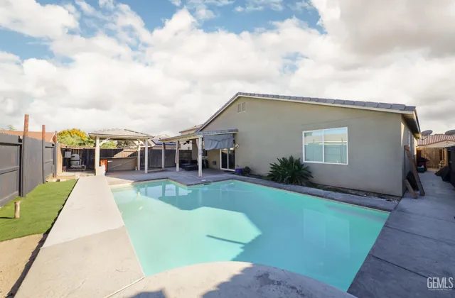 a view of a backyard with sitting area