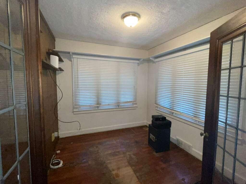 16 Devonshire Road Pleasant Ridge, MI 48069 - Photo 5 of 10 WhatsApp Image 2025-11-29 at 11.56.47_c5