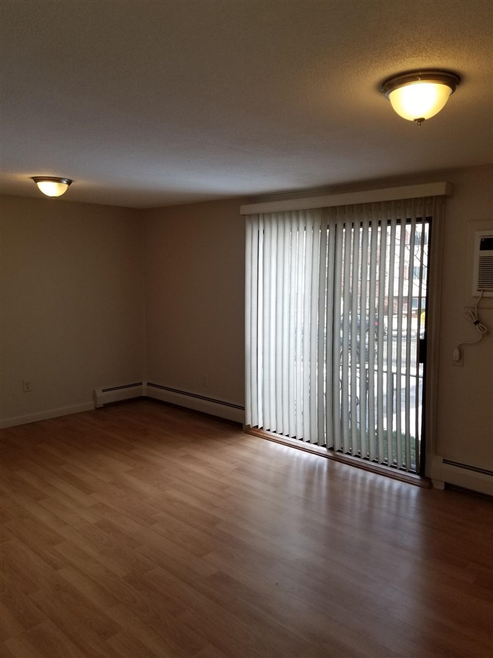 12 R English Village Road Manchester, NH 03102 - Photo 5 of 12 Gallery Image 5