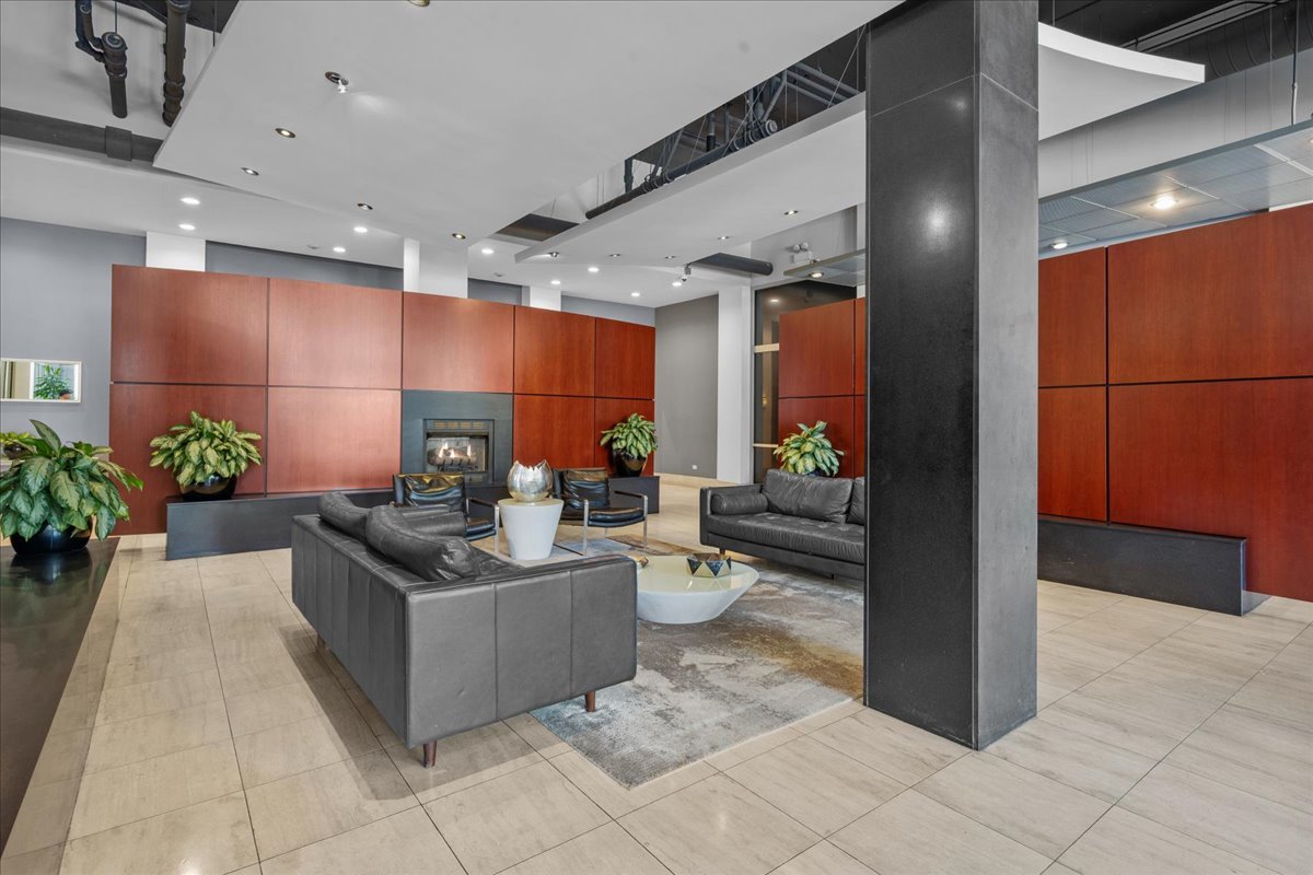 1001 West Madison Street, Unit 510 Chicago, IL 60607 - Photo 2 of 18
