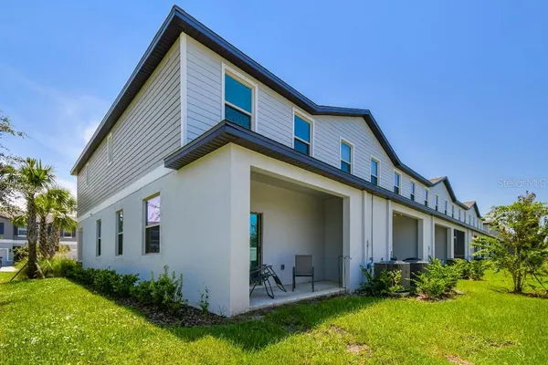 a front view of house with yard
