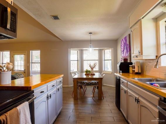 3200 Hummingbird Avenue McAllen, TX 78504 - Photo 9 of 31 a kitchen with granite countertop a sink and cabinets