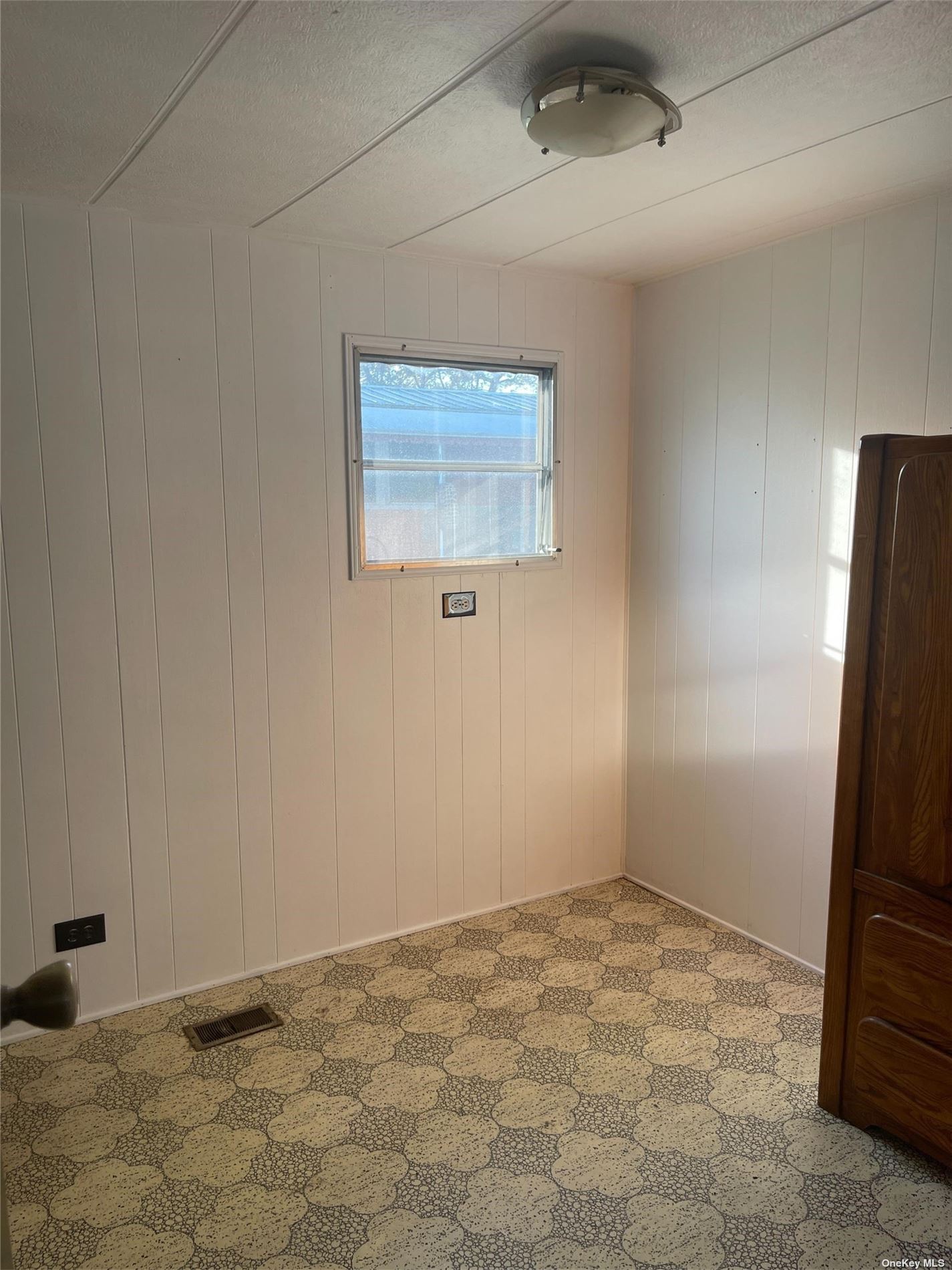 1661-308 Old Country Road, Unit 308 Riverhead, NY 11901 - Photo 9 of 19